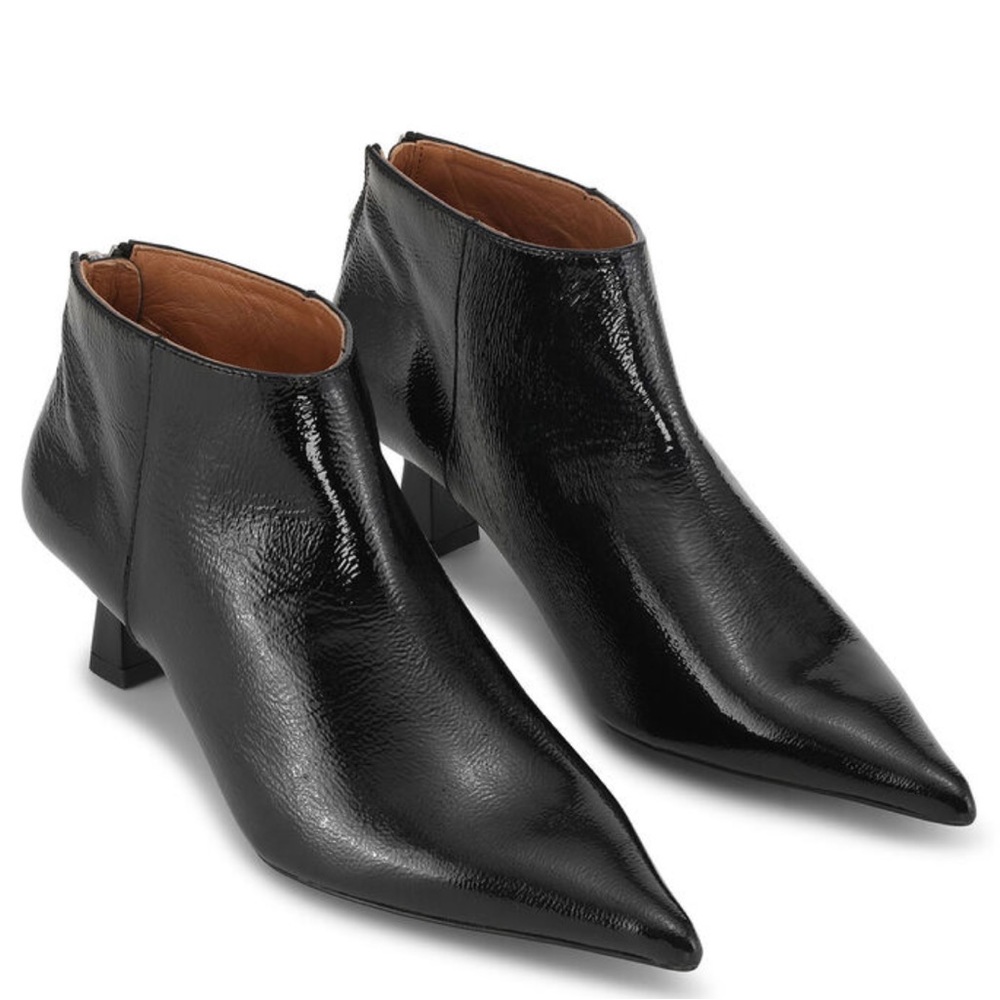 GANNI // soft pointy toe boots in black (39)